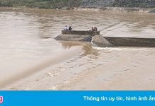 Phó giám đốc sở cùng 6 người đang được giải cứu trên sông Thạch Hãn