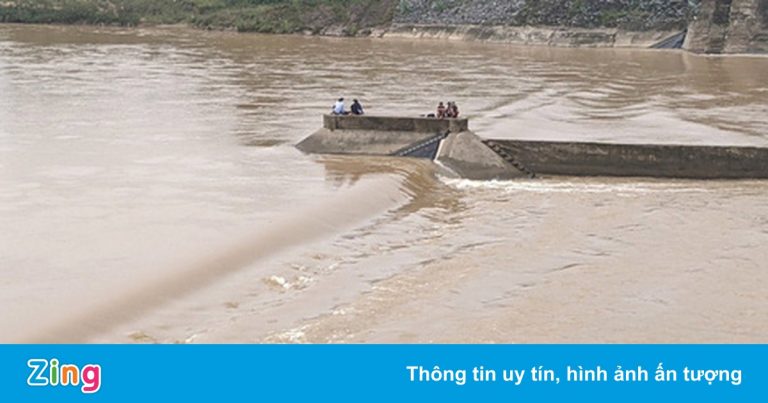 Phó giám đốc sở cùng 6 người đang được giải cứu trên sông Thạch Hãn