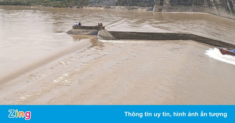 Điều tra vụ tàu chở đoàn cán bộ gặp nạn trên sông Thạch Hãn