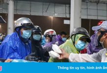 Hàng trăm người về quê được sửa xe, phát thức ăn ở hầm Hải Vân