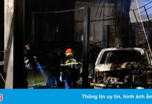 Xe cảnh sát tông sập cửa gara để tiếp cận đám cháy ở quận 7