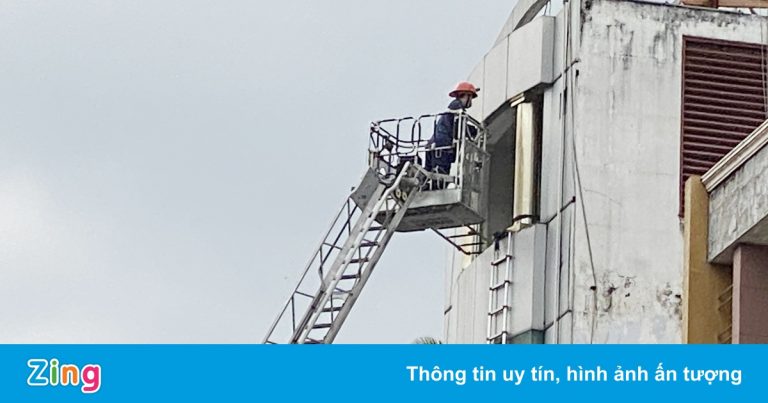 Cháy nhà 5 tầng ở TP.HCM, nhiều người thoát chết