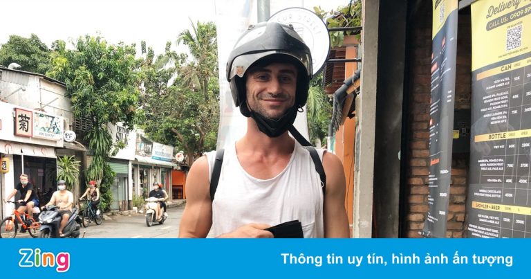 Quán bar ở TP.HCM mở bán mang về, khách chưa mặn mà Quán bar ở TP.HCM mở bán mang về, khách chưa mặn mà
