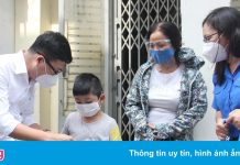 Trao 100 suất học bổng cho trẻ gặp khó khăn tại TP.HCM