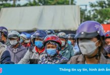 Dòng người chen chúc tại chốt kiểm dịch giáp ranh Đà Nẵng và Quảng Nam