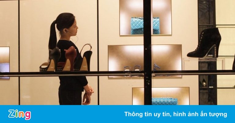 Người trẻ Hàn dốc tiền sắm đồ hiệu vì không mua nổi nhà