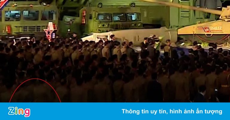 Áo in hình ông Kim Jong Un lần đầu xuất hiện tại sự kiện ở Triều Tiên