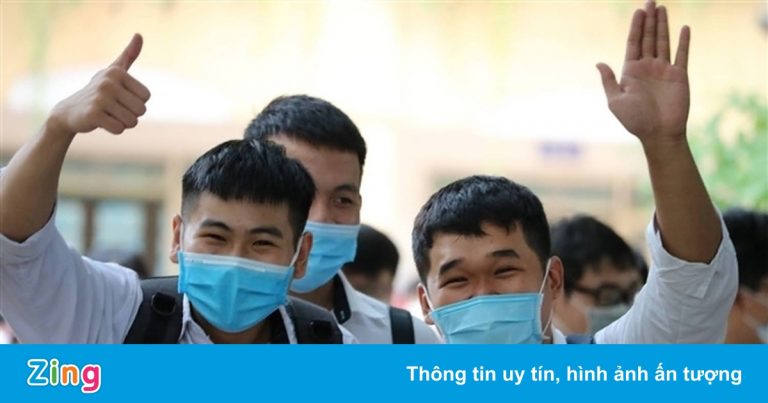 Học sinh 18 trường ở Cà Mau đi học trở lại