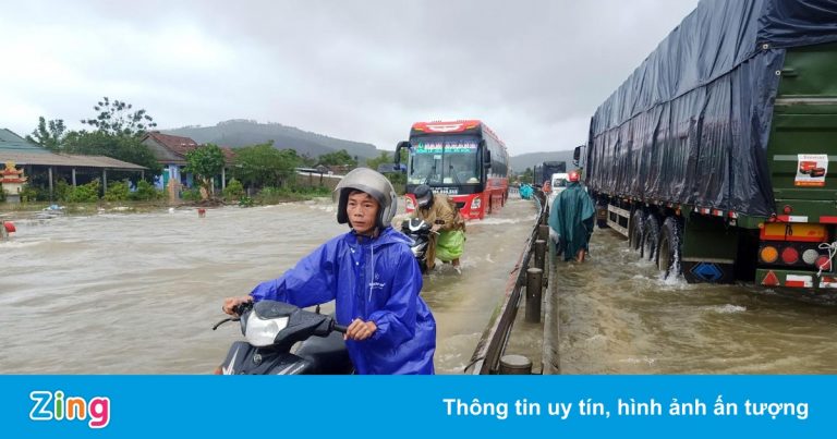 Thủ tướng yêu cầu khẩn trương ứng phó mưa lũ kéo dài ở miền Trung