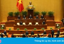 Quốc hội mặc niệm đồng bào tử vong và chiến sĩ hy sinh do Covid-19