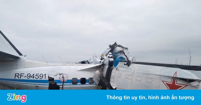 Máy bay gãy đôi trong vụ tai nạn ở Nga Máy bay gãy đôi trong vụ tai nạn ở Nga