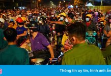 Cửa ngõ TP.HCM ùn ứ giữa đêm vì người dân kéo về quê