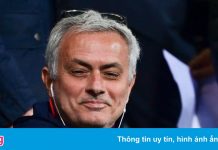 HLV Mourinho đeo tai nghe để chỉ đạo trong trận thắng của Roma
