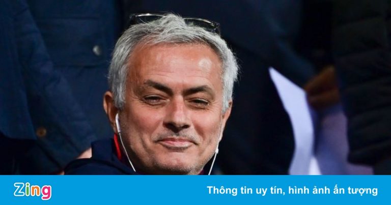 HLV Mourinho đeo tai nghe để chỉ đạo trong trận thắng của Roma