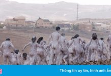 Hàng trăm người khỏa thân để cảnh báo về Biển Chết