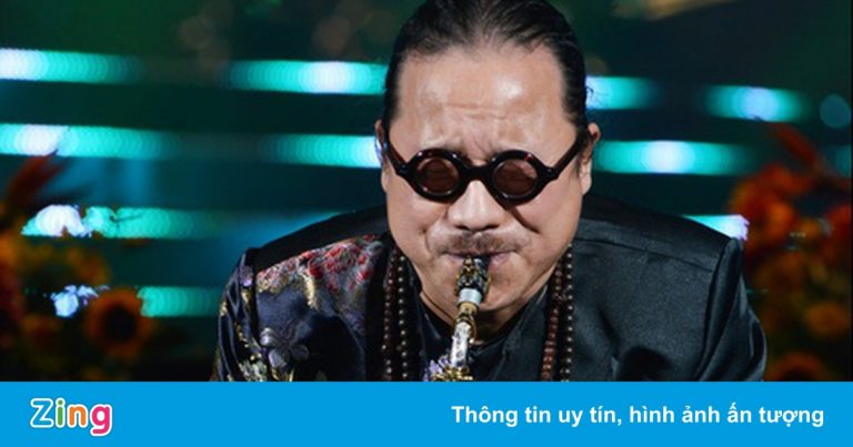 Nghệ sĩ Trần Mạnh Tuấn luyện thổi saxophone trong bệnh viện