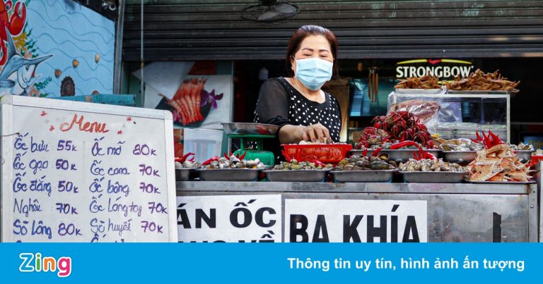 Nhiều khách ‘quay xe’ tại phố ốc TP.HCM vì quy định không bia rượu
