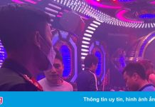 10 nữ nhân viên phục vụ khách trong quán karaoke hoạt động chui