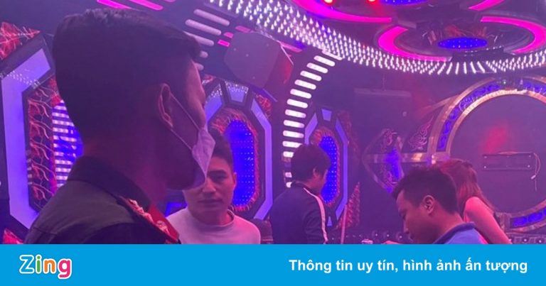 10 nữ nhân viên phục vụ khách trong quán karaoke hoạt động chui