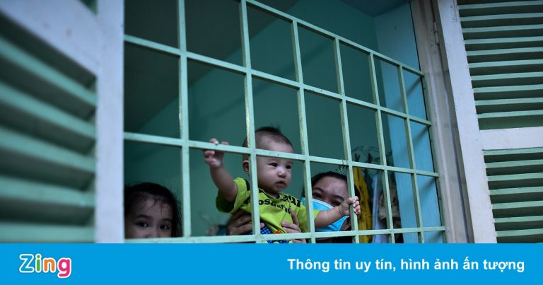 Thói quen của người lớn khiến trẻ đối mặt nguy cơ nhiễm nCoV Thói quen của người lớn khiến trẻ đối mặt nguy cơ nhiễm nCoV