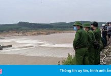 Phó giám đốc sở cùng 6 người được giải cứu trên sông Thạch Hãn