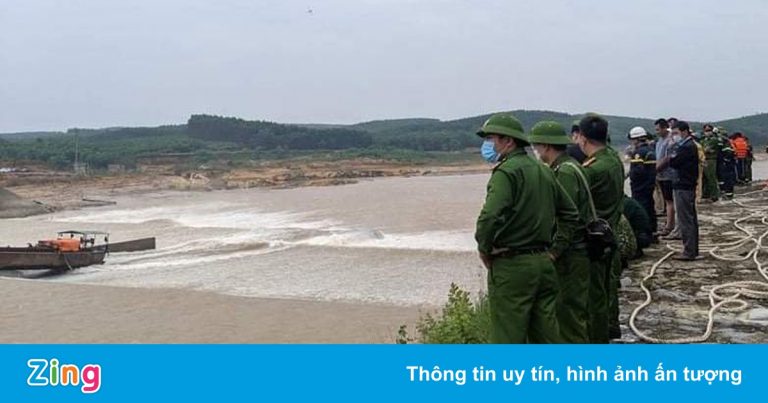 Phó giám đốc sở cùng 6 người được giải cứu trên sông Thạch Hãn