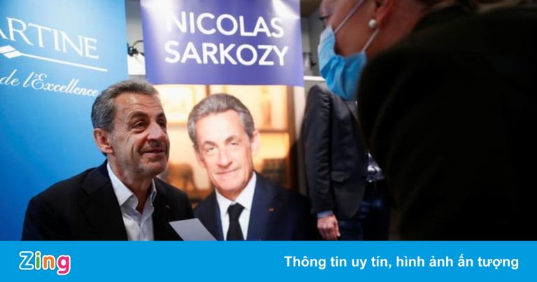 Cựu Tổng thống Pháp Nicolas Sarkozy đi ký tặng sách dù bị kết án tù