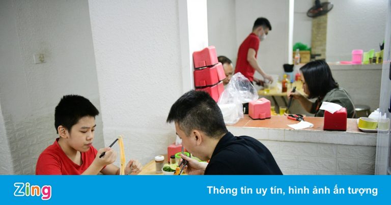 Hàng phở Hà Nội đông khách ngay từ 6h