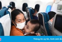 Hành khách nhỏ tuổi trên chuyến bay từ TP.HCM về Hà Nội