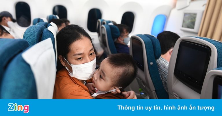 Hành khách nhỏ tuổi trên chuyến bay từ TP.HCM về Hà Nội