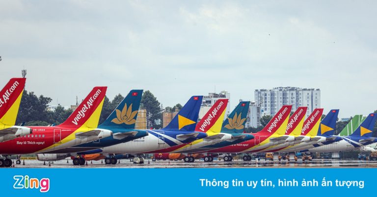 Dàn máy bay xếp hàng tại Tân Sơn Nhất chờ ngày cất cánh