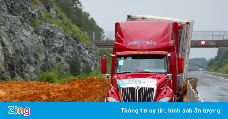 Cao tốc Đà Nẵng – Quảng Ngãi bị hàng nghìn m3 bùn đất chắn ngang