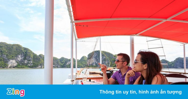 Thí điểm dịch vụ ăn uống trên tàu du lịch tham quan vịnh Hạ Long