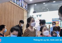 Cửa hàng điện thoại, laptop ở TP.HCM tấp nập khách đến sửa máy