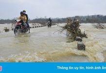 Xe tải băng qua cầu ngập, hai vợ chồng bị lũ cuốn trôi