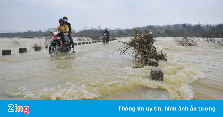 Xe tải băng qua cầu ngập, hai vợ chồng bị lũ cuốn trôi