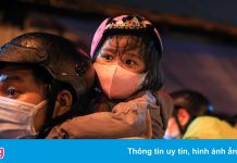 Người miền Trung đợi nhiều giờ dưới mưa mong rời khỏi TP.HCM