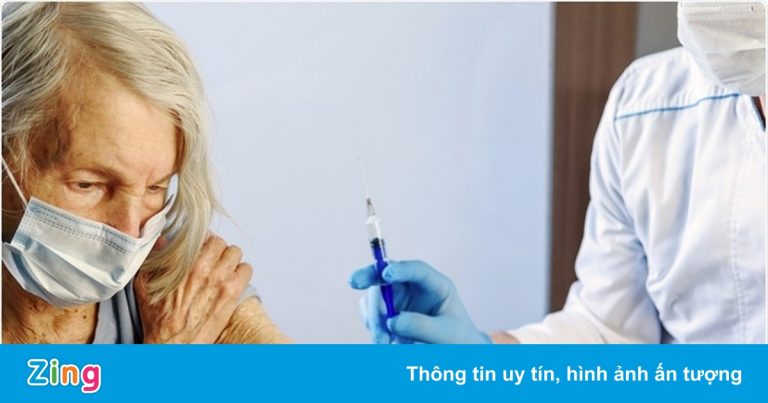 Kháng thể ở người cao tuổi giảm mạnh sau nửa năm tiêm vaccine Pfizer