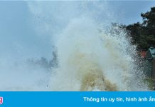 Mưa lớn, sóng biển cao 5 m ở Cửa Lò