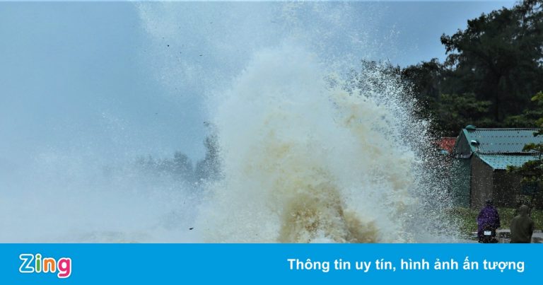 Mưa lớn, sóng biển cao 5 m ở Cửa Lò