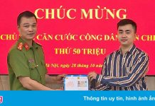 Thẻ căn cước gắn chip thứ 50 triệu được trao cho công dân Hà Nội