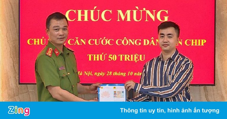 Thẻ căn cước gắn chip thứ 50 triệu được trao cho công dân Hà Nội