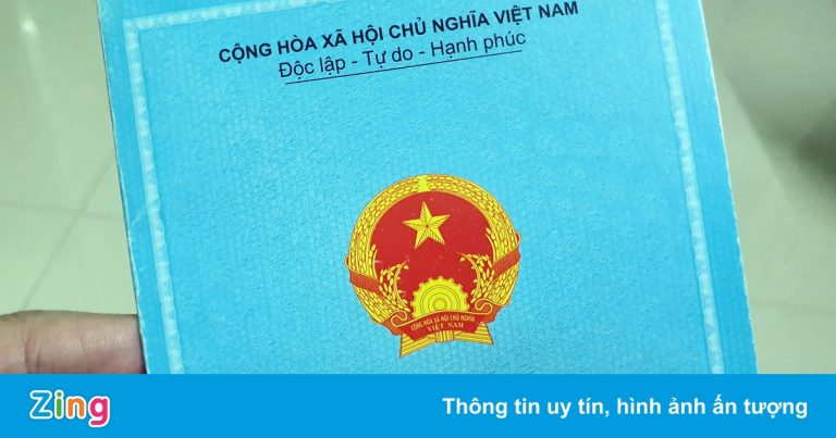 Cựu cảnh sát khu vực làm giả hàng loạt sổ tạm trú