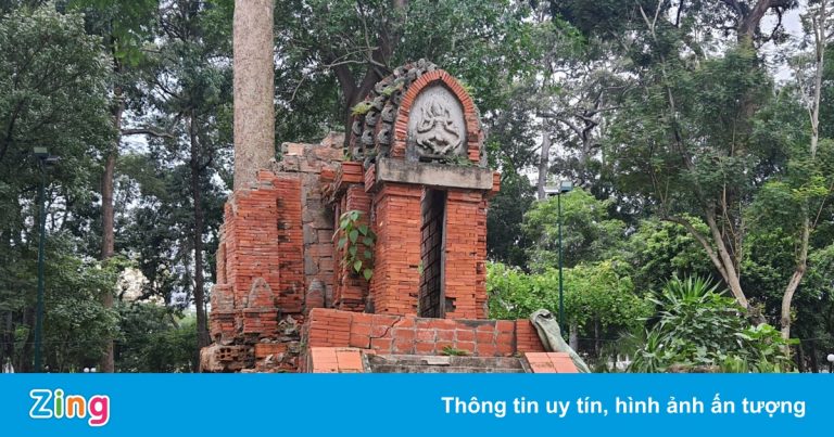 Tháp Chăm ở công viên Tao Đàn bị cây đè hư hại Tháp Chăm ở công viên Tao Đàn bị cây đè hư hại