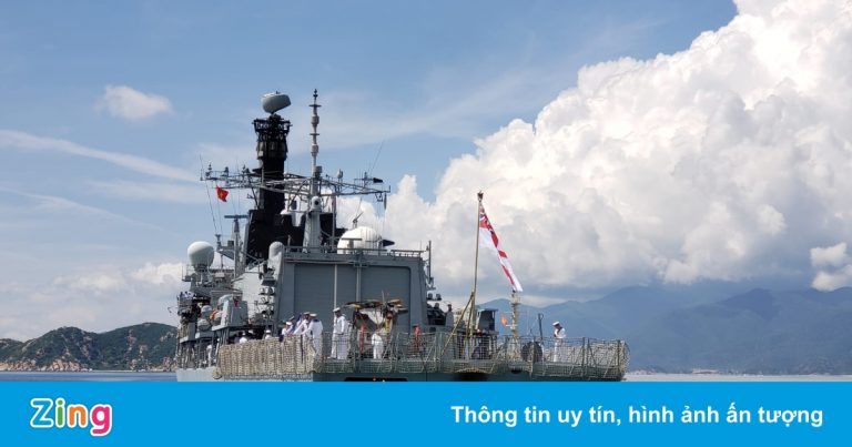 Tàu HMS Richmond của Anh cập cảng Cam Ranh