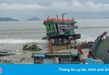 Sóng biển phá nát 2 tàu cá ở Đà Nẵng
