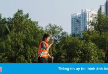 Gia đình, bạn bè rủ nhau đi chèo SUP ở TP.HCM sau giãn cách