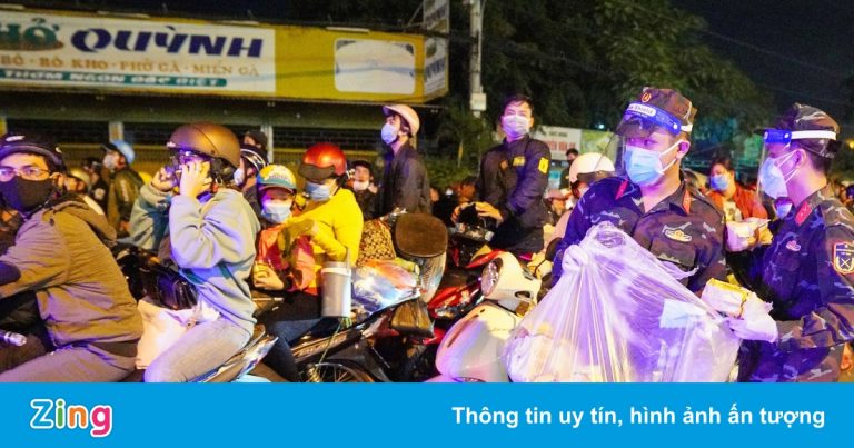Long An đề nghị 16 tỉnh đón hơn 1.000 người về quê tránh dịch Long An đề nghị 16 tỉnh đón hơn 1.000 người về quê tránh dịch