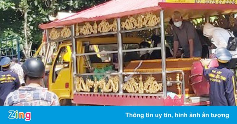 Về quê lo đám tang cho con, mẹ đột quỵ trong khu cách ly