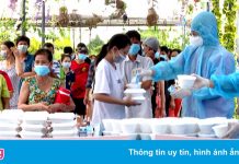 Người miền Tây và Tây Nguyên nấu cơm, mua sữa chăm sóc bà con về quê